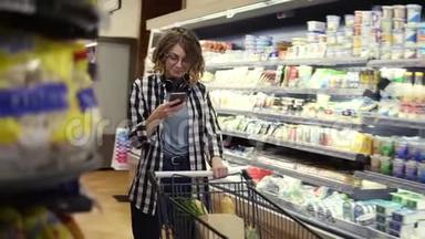 购物、技术、销售、消费主义和人的概念-带智能手机和耳机的女人在脖子上散步